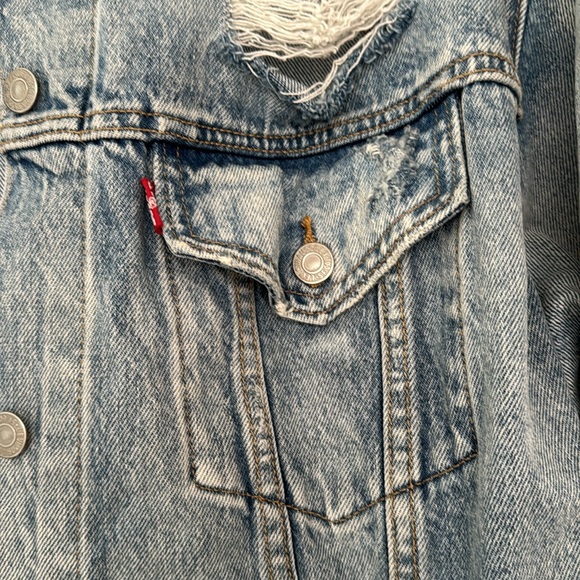 LEVIS VINTAGE DISTRESSED DENIM TRUCKER JACKET - Picture 2 of 3